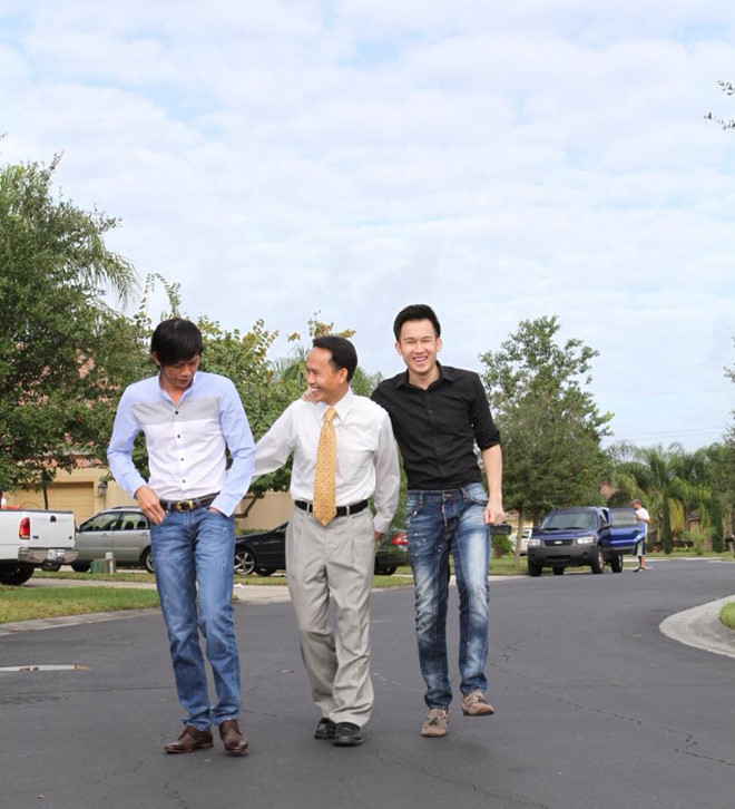Khoảnh khắc vui vẻ của Hoài Linh, Duy Linh và Dương Triệu Vũ khi đi bộ trên con đường gần nhà ở Orlando, Mỹ.    
