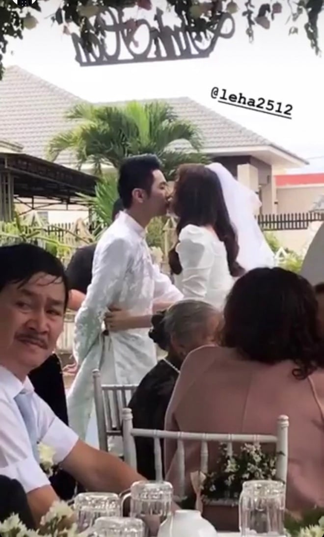 Lê Hà và chồng hôn nhau nồng nàn trong lễ ăn hỏi tại quê nhà  