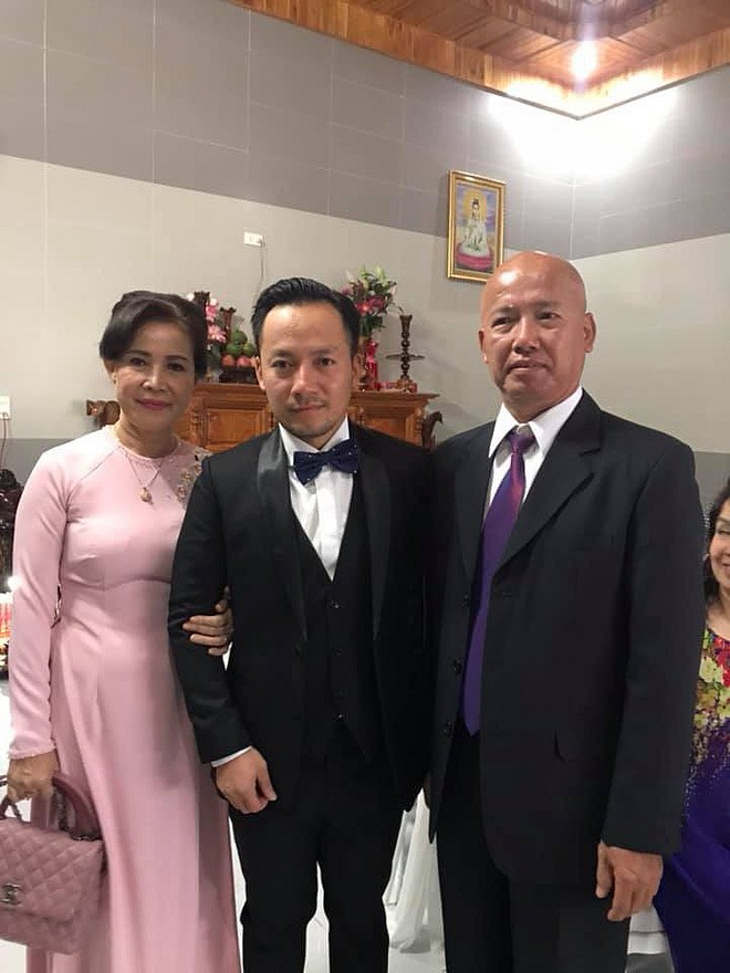Chú rể Tiến Đạt chỉn chu trong bộ vest màu đen, cùng cha mẹ chờ tới giờ lành để cử hành hôn lễ với cô dâu Thụy Vy.    