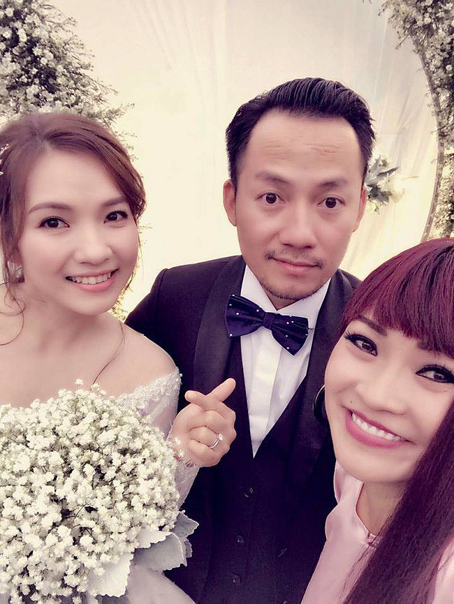 Phương Thanh hạnh phúc tham dự lễ cưới của Đinh Tiến Đạt.