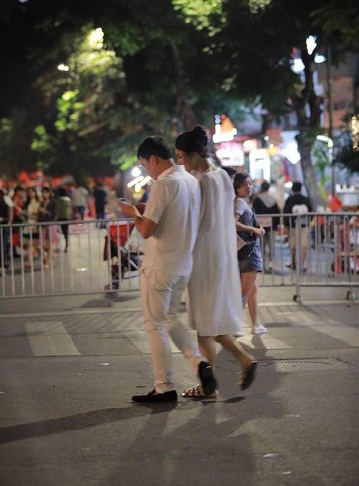 Ngay sau đám cưới, Thanh Tú và bạn trai đại gia U40 lên phố đi bộ, hòa chung niềm vui với chiến thắng của đội tuyển Việt Nam.    