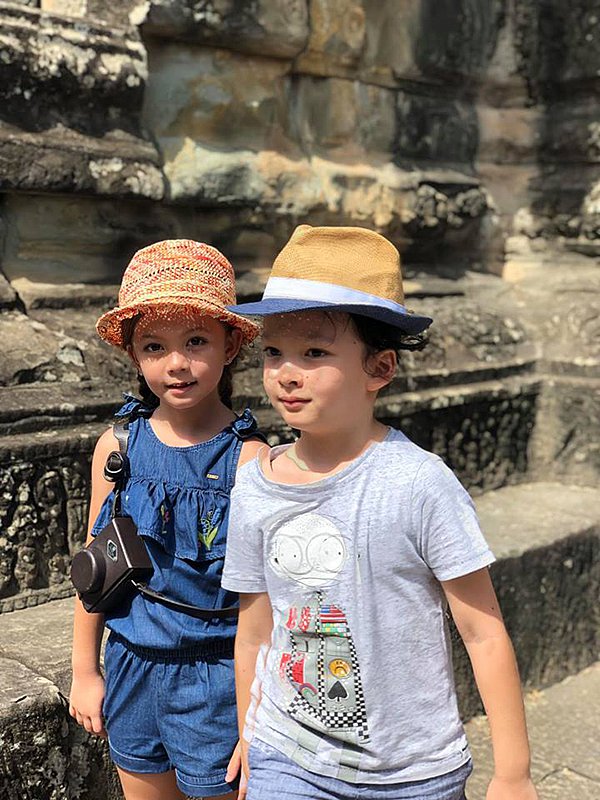 Tôm và Tép rất hào hứng với Angkor Wat – khu đền nổi tiếng bậc nhất Campuchia. Trong khi cậu cả Tôm khiến hướng dẫn viên mệt nhoài vì những câu hỏi thì cô em Tép lại thong thả với sở thích chụp ảnh.    