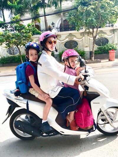 Hồng Nhung từng chia sẻ ảnh đưa đón hai con đi học bằng xe máy sau khi công khai thông tin ly hôn chồng Tây khiến khán giả thích thú.  
