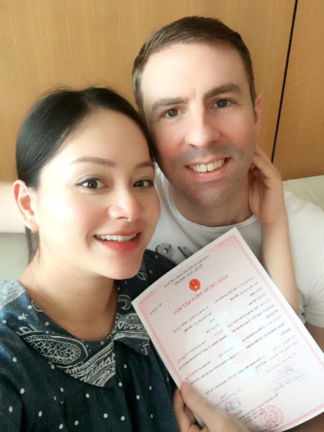 Lan Phương và chồng Tây làm đăng ký kết hôn ngay trước ngày sinh con.  