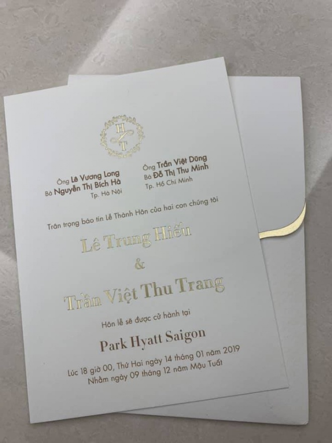 MC Nguyên Khang đã hé lộ thiệp cưới của ca sĩ Lê Hiếu.  
