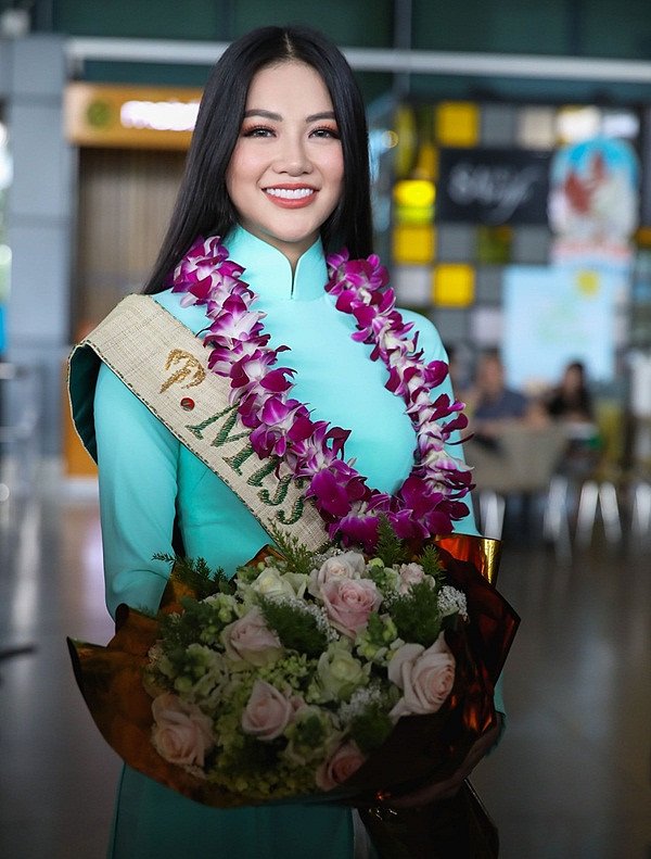 Trong lần trở về Việt Nam sau khi đăng quang Hoa hậu, Phương Khánh tiết lộ vì giá trị của vương miện quá lớn nên cô đã để lại nước ngoài và sẽ đội vương miện ở buổi tiệc cảm ơn cách đó không lâu.    