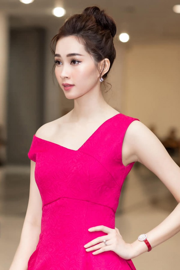 Tối 27/12, xuất hiện tại show thời trang của nhà thiết kế Đỗ Mạnh Cường, Hoa hậu Việt Nam 2012 như một thỏi nam châm thu hút mọi ánh nhìn với diện mạo không thể xinh hơn được nữa.  