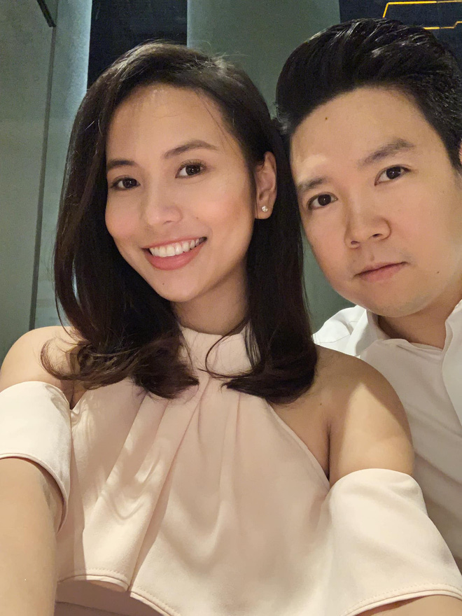 Cách đây vài ngày, Lê Hiếu đã đăng tải hình ảnh selfie cùng bà xã tương lai. Đây cũng là lần đầu tiên, nam ca sĩ công khai đăng tải hình ảnh chụp chung với bạn gái lên trang cá nhân, sau công bố hôn lễ vào ngày 14/1 tới.    
