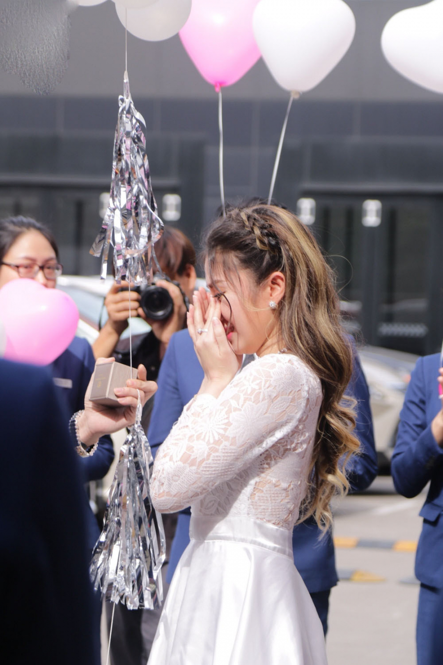 Bạn gái hot girl vô cùng bất ngờ và xúc động trước khoảnh khắc Lâm Chấn Khang tiến lại cầu hôn.    