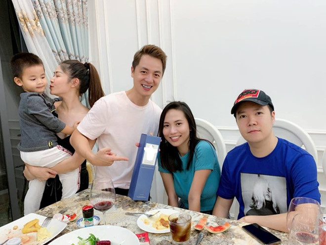 Hình ảnh Thu Trang giản dị bên Lê Hiếu trong buổi tiệc với vợ chồng Đăng Khôi.  