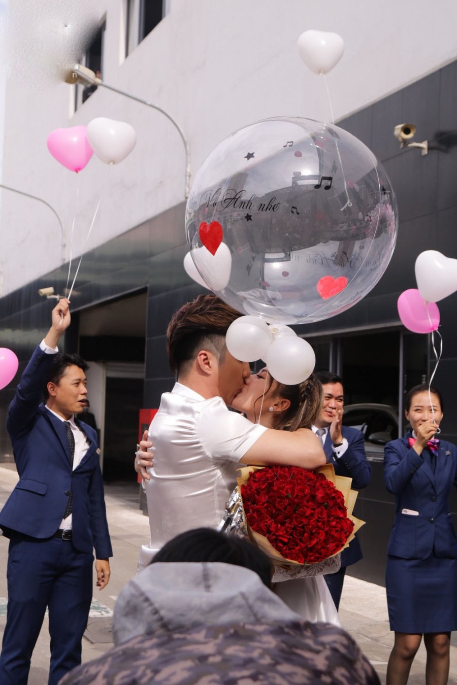 Lâm Chấn Khang đã dành cho Kim Jun See một nụ hôn vô cùng thắm thiết.    