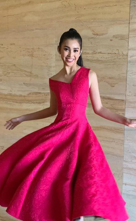 Chọn một chiếc váy xòe tông đỏ nổi bật, Hoa hậu sinh năm 2000 “bung lụa” bằng cách hất tà váy để cho ra những hình ảnh lung linh nhất.  