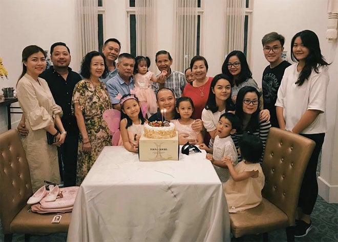 Không chỉ xuất hiện trong tiệc sinh nhật ở trường, vợ chồng Quang Huy - Quỳnh Anh còn tái hợp trong buổi tiệc tối cùng 2 con và gia đình nội ngoại.    