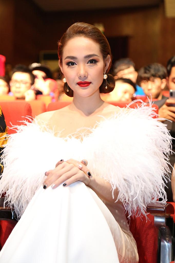 Ca sĩ Minh Hằng cuốn hút người đối diện với phong cách trang điểm đậm phối cùng chiếc váy trắng tinh khôi.