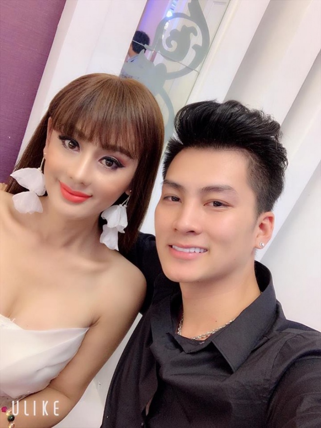 Thời gian vừa qua, ngoài bận rộn với công việc thì ca sĩ Lâm Khánh Chi cũng đang chuẩn bị mọi thứ để kỉ niệm 1 năm ngày cưới với chồng điển trai. Ngoài ra, cô cũng chuẩn bị làm mẹ. Trên trang cá nhân của mình, ca sĩ Lâm Khánh Chi hồi hộp chia sẻ: