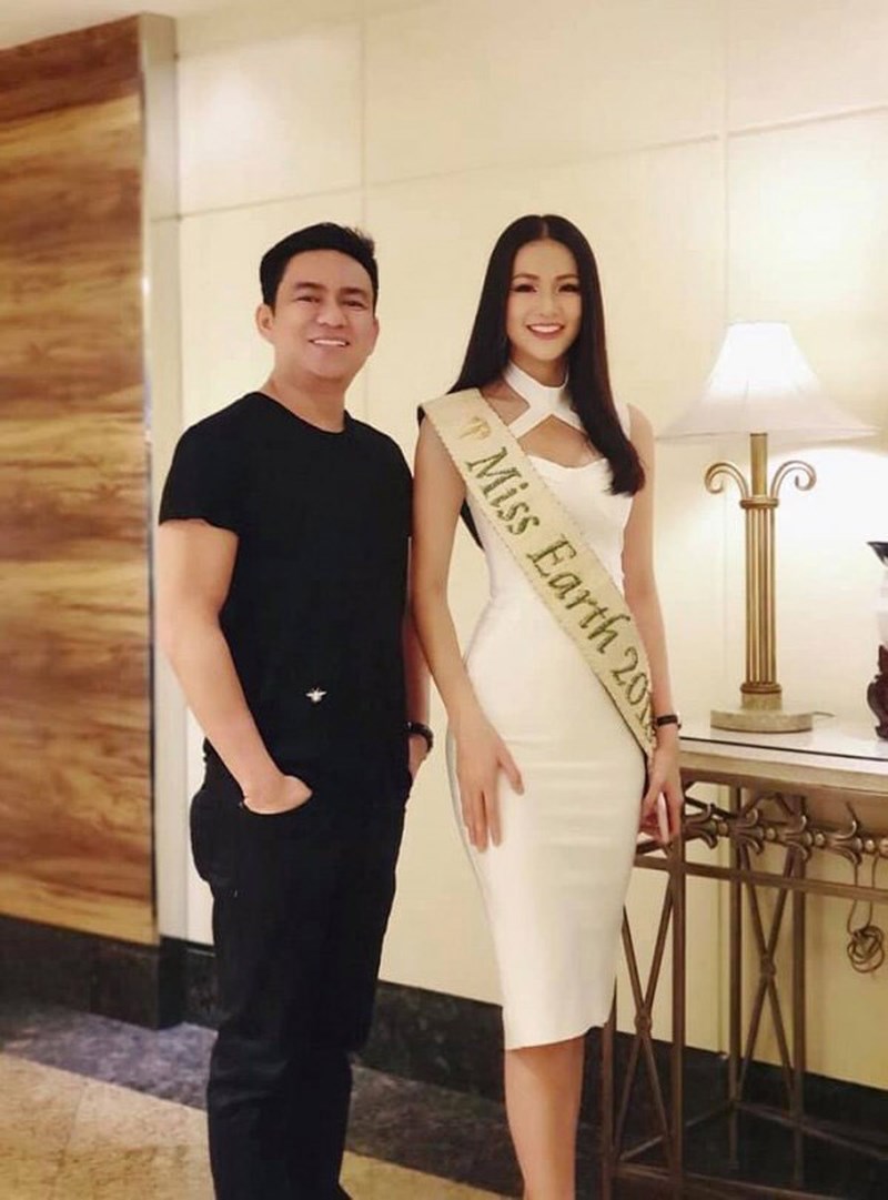 Phương Khánh từng vướng tin đồn là người tình của bác sĩ Chiêm Quốc Thái (Hình chụp chung của Phương Khánh và BS Chiêm Quốc Thái trong đêm đăng quang Miss Earth 2018).