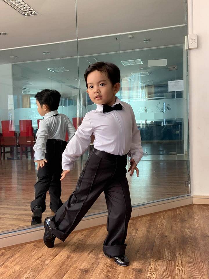 Nhóc tỳ 3 tuổi rưỡi còn trổ tài khiêu vũ với những động tác rất dẻo dai và chuyên nghiệp.