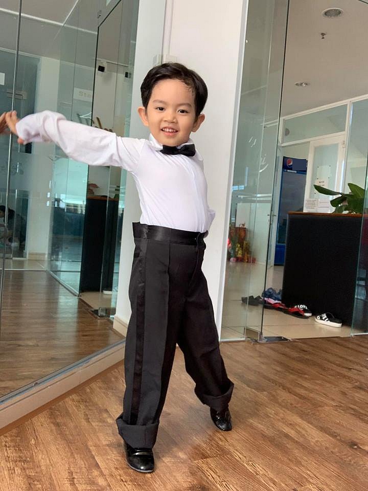 Mới 3 tuổi rưỡi nhưng Kubi đã nắm được hết đặc trưng cơ bản của các điệu nhảy thuộc bộ môn khiêu vũ thể thao. Nếu được cha mẹ định hướng nối nghiệp, cậu bé hoàn toàn có thể trở thành một vũ công sáng giá.    