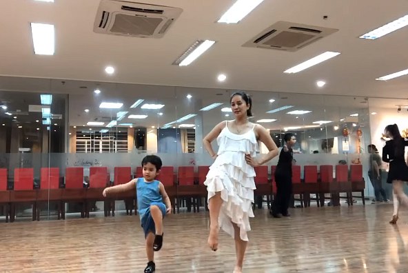 Được biết khi cha mẹ lên lớp dạy học, Kubi rất hăng hái đi theo.