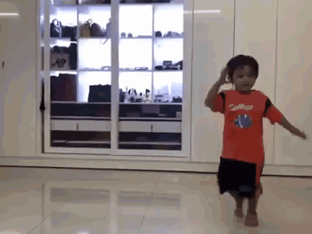 Mới 3 tuổi, con trai Khánh Thi đã biết phân biệt các động tác và nhảy rất đúng nhạc.    