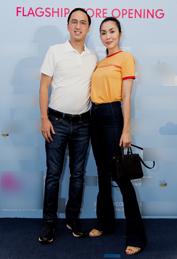 Vợ chồng Hà Tăng năng động trong bộ trang phục quần jean, áo thun