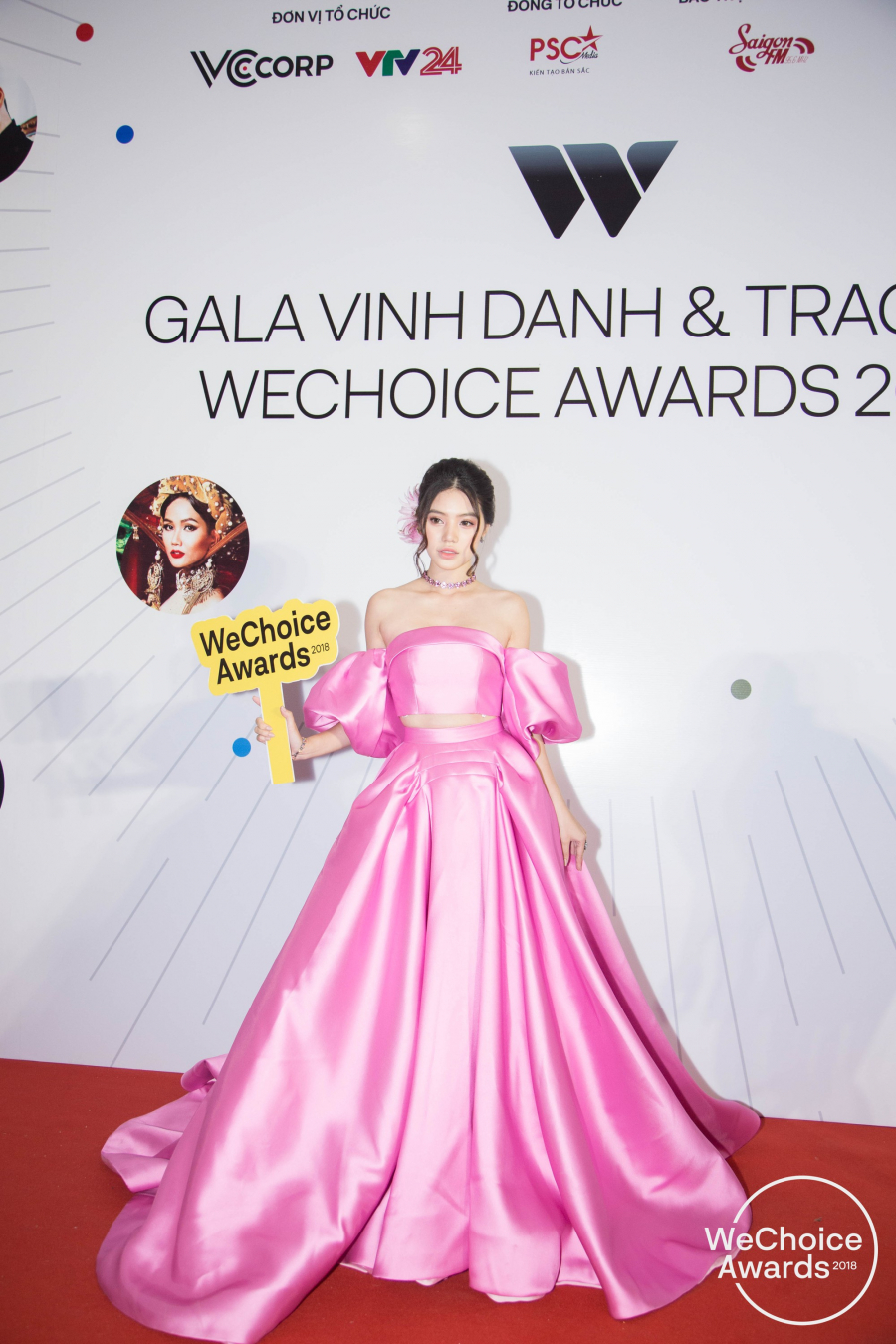 Hoa hậu người Việt tại Úc gần như đã hóa thành cô công chúa trong phim Disney. Kiểu đầm bồng xòe, làm từ chất satin bóng quả thực khá 