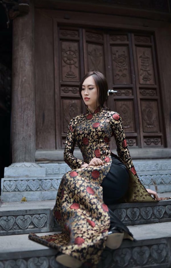 Khi diện áo dài truyền thống, vợ 9X của Trung Hiếu toát lên vẻ dịu dàng.     