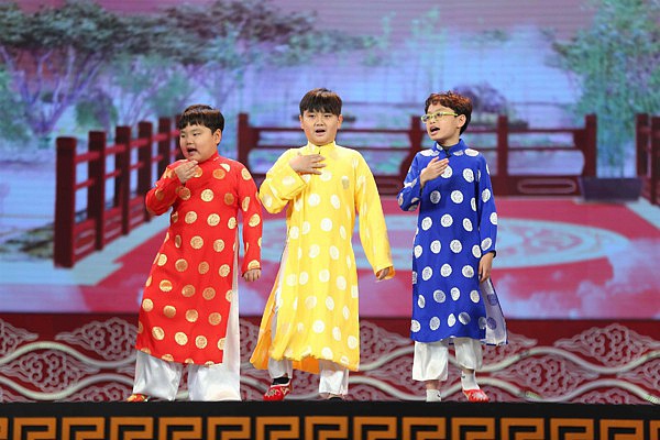 2 con trai của Xuân Bắc trong chương trình “Táo quân 2018″ – Bé áo đỏ và áo xanh.    