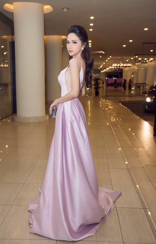 Diện bộ đầm màu hồng nổi bật của NTK Đỗ Long, Hương Giang tiếp tục thu hút sự chú ý khi khoe vòng 1 căng đầy vô cùng gợi cảm cùng vẻ tươi tắn. Trông cô như một nàng công chúa bước ra từ chuyện cổ tích với thiết kế ngọt ngào.