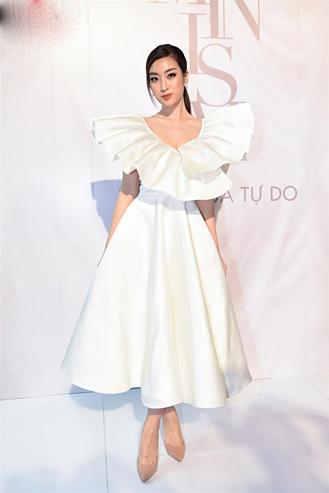 Hoa hậu Đỗ Mỹ Linh thướt tha trong bộ váy trắng được thiết kế khá đặc biệt ở phần cổ.    