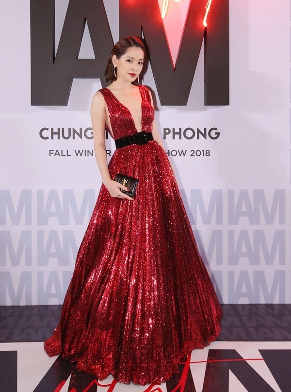 Tham dự show diễn của NTK Chung Thanh Phong, Chi Pu hóa 'nữ hoàng thảm đỏ' khi lựa chọn chiếc váy  xòe với chi tiết cut out ngực táo bạo cùng tông màu đỏ rực rỡ. Bộ cánh chất liệu sequins khiến giọng ca 'Mời anh vào tim em' tỏa sáng lộng lẫy giữa dàn mỹ nhân Vbiz.    