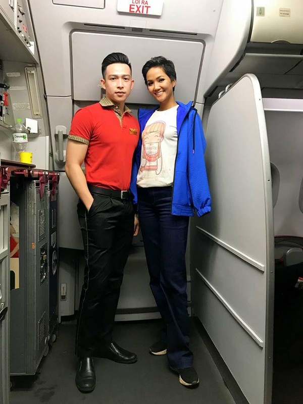 Trên chuyến bay trở lại Sài Gòn, H’Hen Niê đang “gây tranh cãi” bởi set đồ đơn giản gồm áo t-shirt, quần jeans và giày thể thao.