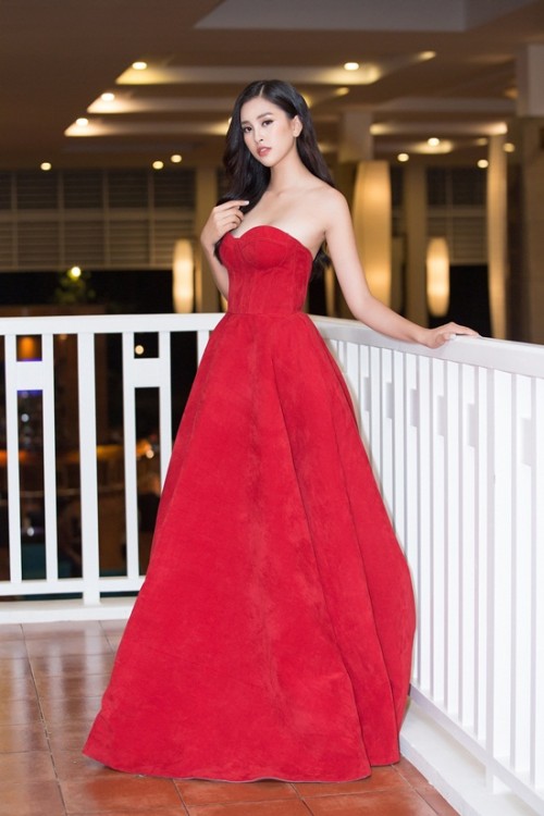 Tham gia một sự kiện tại Đà Nẵng, Hoa hậu Tiểu Vy cùng dàn người đẹp diện những bộ cánh đỏ rực theo phong cách Pháp của chương trình.  