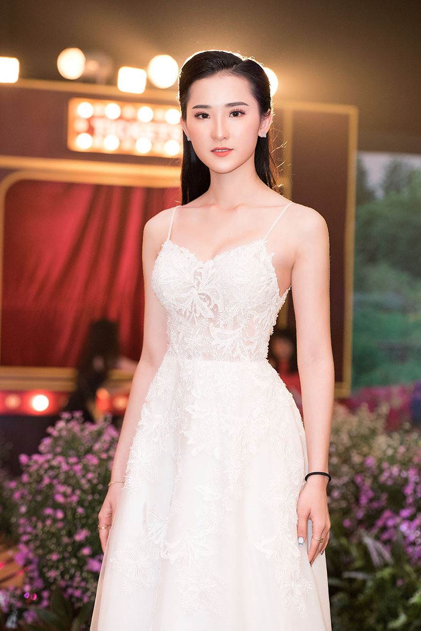 Người đẹp Phan Cẩm Nhi diện váy hai dây màu trắng chất liệu ren quyến rũ.  