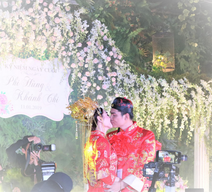Vợ chồng Khánh Chi trao nhau nụ hôn trước sự chúc phúc của quan khách    
