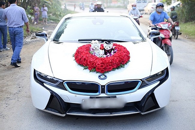 Chiếc xe sang có giá khoảng 7 tỷ đồng trong ngày rước dâu của Lâm Khánh Chi.    