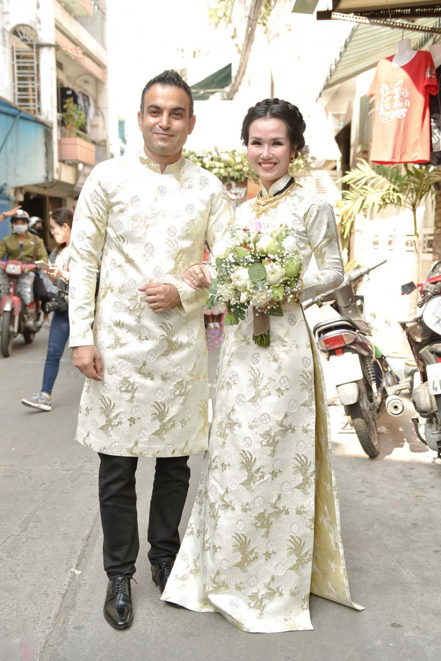 Sau lễ rước dâu, hai vợ chồng sẽ làm lễ hằng thuận ở chùa Di Lặc, TP.HCM. Lễ cưới được tổ chức tại một khách sạn 5 sao ở quận 1. TP.HCM.