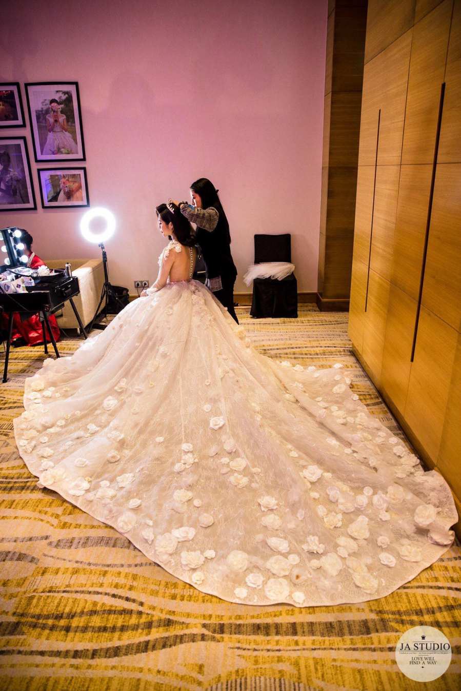 Chiếc váy cưới dài được kết từ 999 bông hoa và pha lê này chắc hẳn là mơ ước của rất nhiều cô gái    