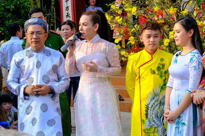 Hồ Văn Cường cùng mẹ Phi Nhung và các nghệ sĩ trong buổi từ thiện.  