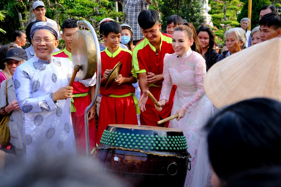 Ca sĩ Phi Nhung cùng nghệ sĩ Trung Dân.