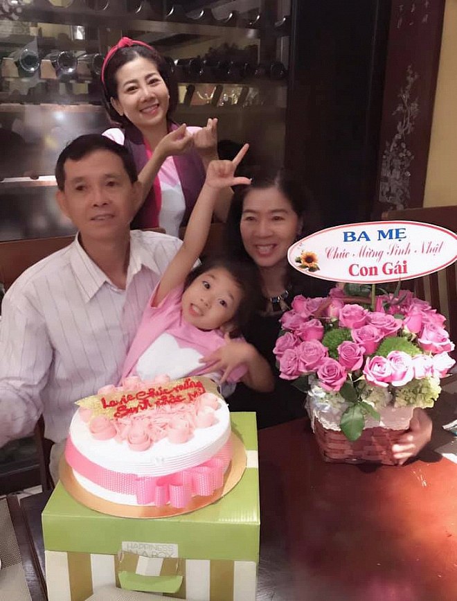 Cả nhà Mai Phương cùng đi ăn và cắt bánh mừng sinh nhật.