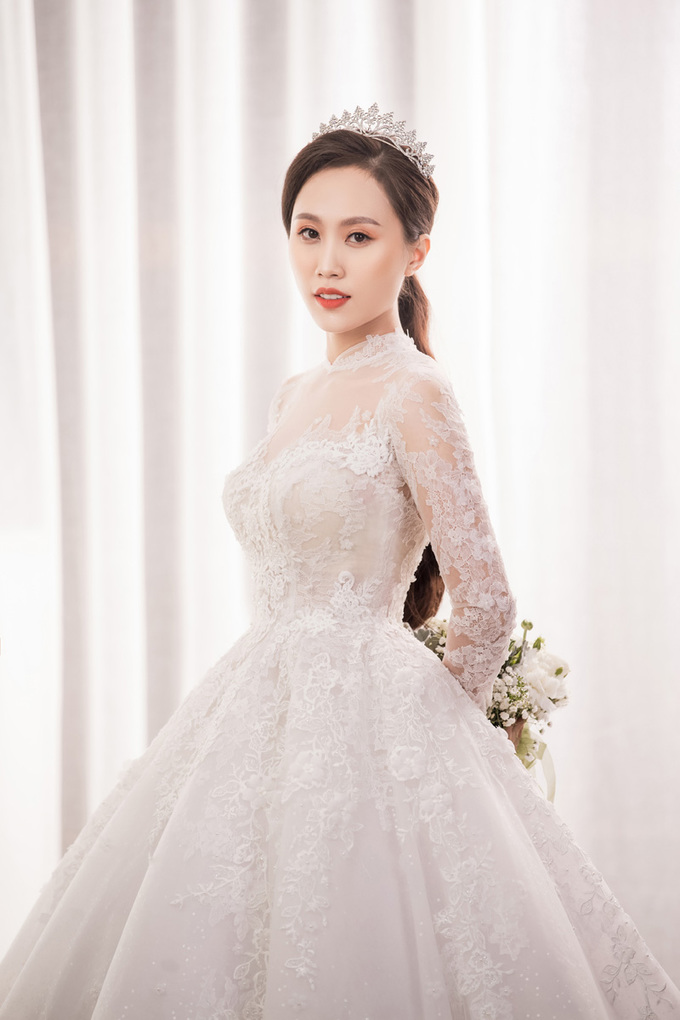 Những chiếc váy mà cô dâu diện trong bộ ảnh cưới sẽ được cô sử dụng trong 3 hôn lễ của mình. Theo NTK Lek Chi, cả 3 mẫu đầm đều được diễn viên Trung Hiếu cẩn thận chọn lựa để dành tặng 'một nửa hoàn hảo' của mình.