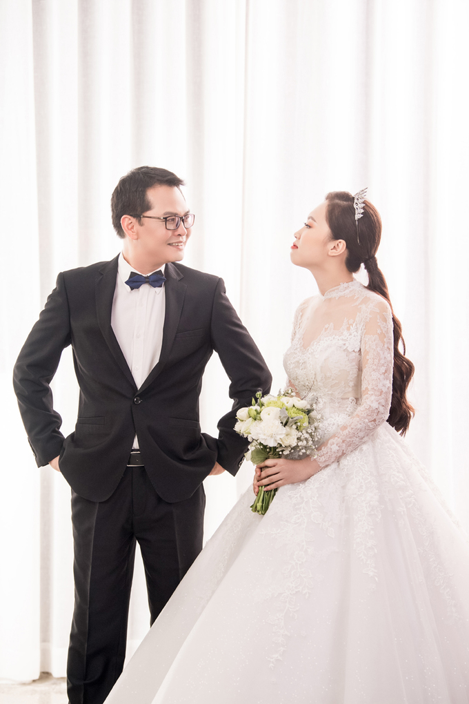Với hôn lễ chính ở Hà Nội, cô dâu dự định mặc váy mang hơi hướng cổ điển, có cổ cao 3 cm, tay ren dài ôm khít.     