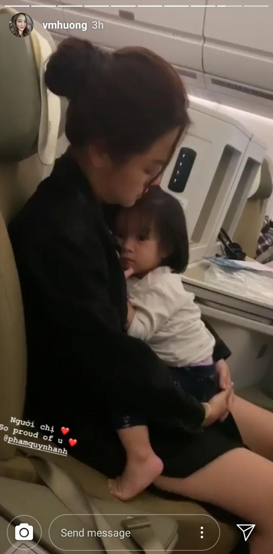 Hai mẹ con Phạm Quỳnh Anh xuất hiện trên Story ở tài khoản Instagram cá nhân của Văn Mai Hương.