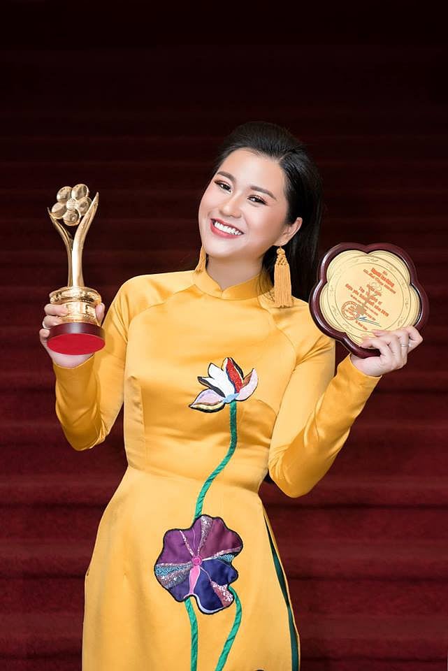Lâm Vỹ Dạ chính là chủ nhân của giải Mai Vàng năm nay sau khi vượt mặt các tên tuổi đình đám của làng hài như Hoài Linh, Trấn Thành để giành danh hiệu 