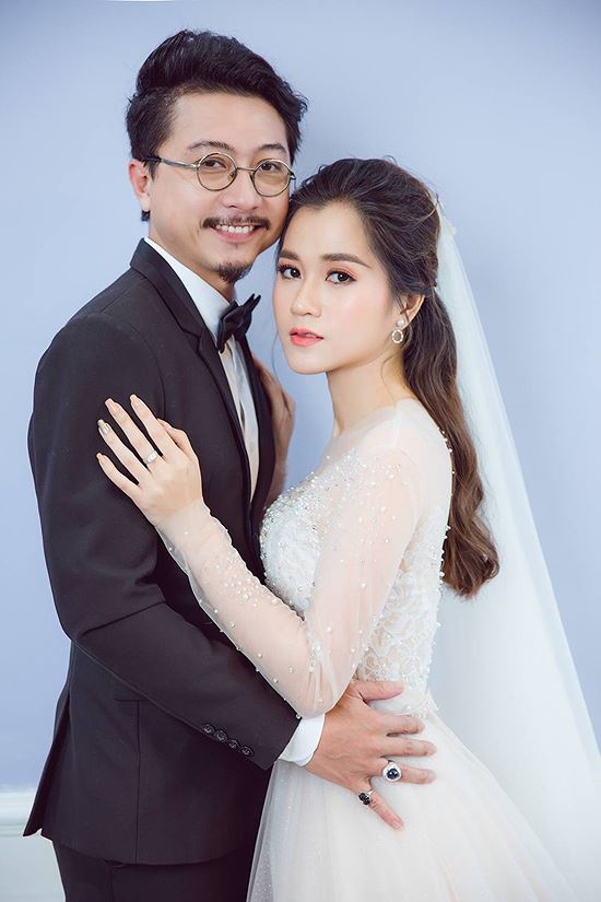 Theo đó, chồng của Lâm Vỹ Dạ chính là diễn viên Hứa Minh Đạt, họ kết hôn năm 2010 sau 2 năm quen biết và 1 năm tìm hiểu nhau.  