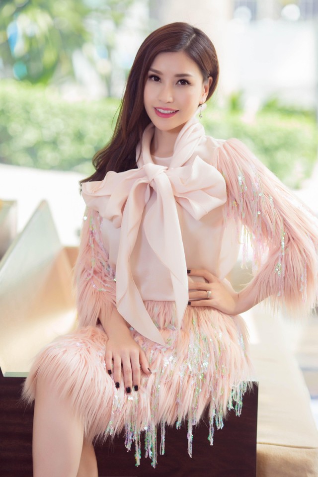 Hoa hậu doanh nhân Lam Cúc đang là mục tiêu nghi ngờ số 1 của cư dân mạng.  