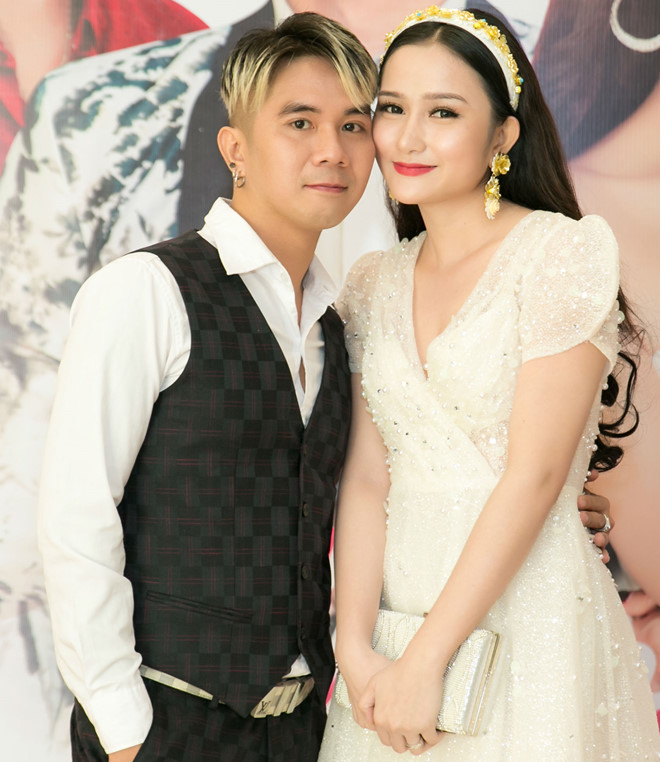 Sau một thời gian dài chia tay Lương Bích Hữu, Khánh Đơn đã yêu Huỳnh Như. Cả hai đang có cuộc sống hạnh phúc và mới đăng ký kết hôn cách đây không lâu. Tuy nhiên, mới đây cư dân mạng khó hiểu về phát ngôn của Khánh Đơn: 