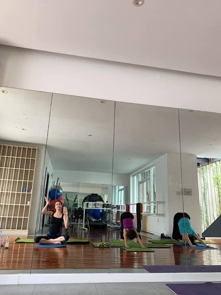 Hồ Ngọc Hà đăng ảnh tập yoga giữa tin Cường Đô La cưới Đàm Thu Trang.