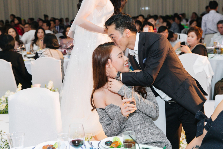 Đầu tháng 5/2018, Cường Đô la gây bất ngờ cho cư dân mạng khi công khai hôn Đàm Thu Trang giữa đông đảo khách mời dự tiệc cưới Diệp Lâm Anh.    